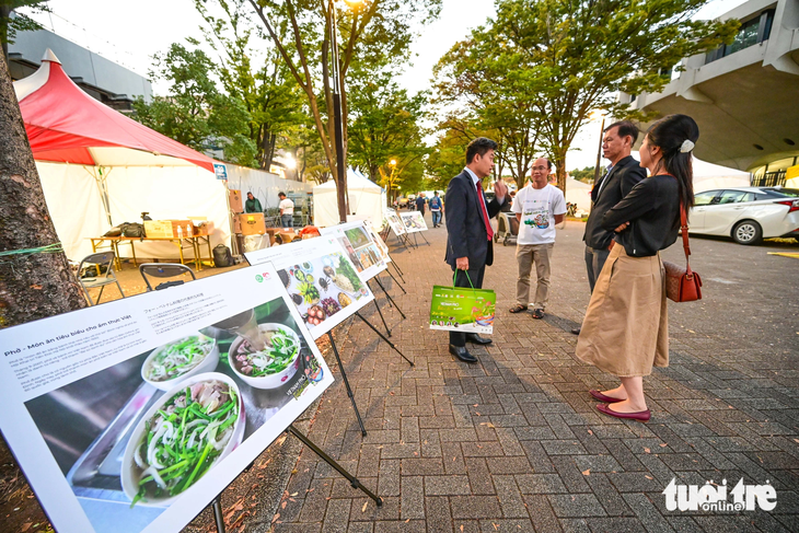 Ông Nguyễn Đức Minh - phó đại sứ - Đại sứ quán Việt Nam tại Nhật Bản - kiểm tra công tác chuẩn bị lễ hội chiều 6-10 - Ảnh: QUANG ĐỊNH