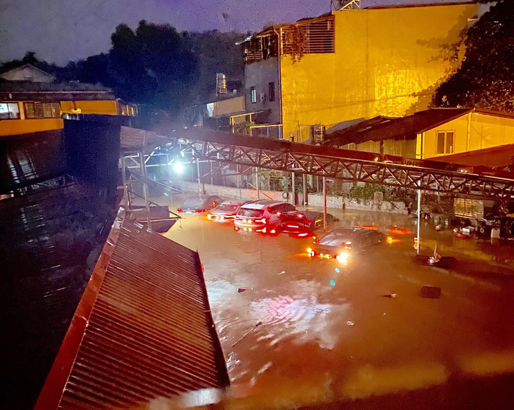 Mưa lớn gây ngập một số ô tô ở TP Yên Bái - Ảnh: Báo Yên Bái