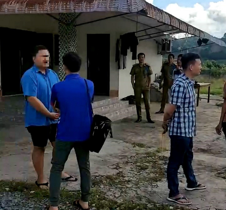 Tổ công tác đặc biệt tiếp cận khu nhà nghỉ nơi N. (áo xanh) được công an Lào bố trí lưu trú - Ảnh: Q.T.