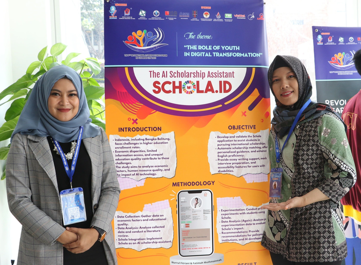 Hai nữ sinh viên Nurrul (trái) và Fatimah đến từ Indonesia mang theo giải pháp sử dụng AI để nâng cao cơ hội giúp người trẻ đạt được các học bổng du học - Ảnh: B.MINH