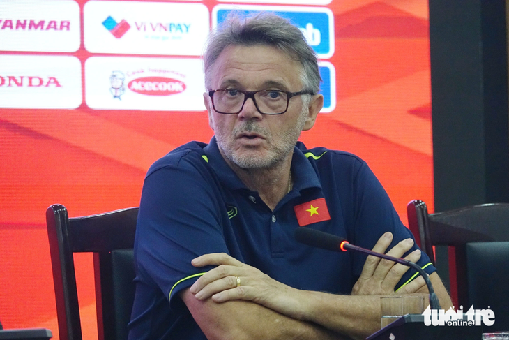 HLV Philippe Troussier khẳng định sẽ chọn cầu thủ cho tuyển Việt Nam dựa trên phong độ, thể trạng thay vì độ nổi tiếng - Ảnh: HOÀNG TÙNG