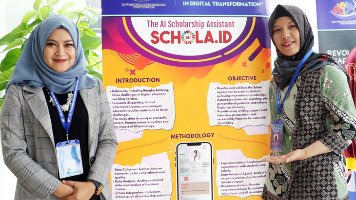 Nurrul Fitriani (trái) và Fatimah Muthmainnah mang đến diễn đàn đề tài ứng dụng AI giúp nâng cao cơ hội “săn” học bổng của các bạn trẻ - Ảnh: BÌNH MINH