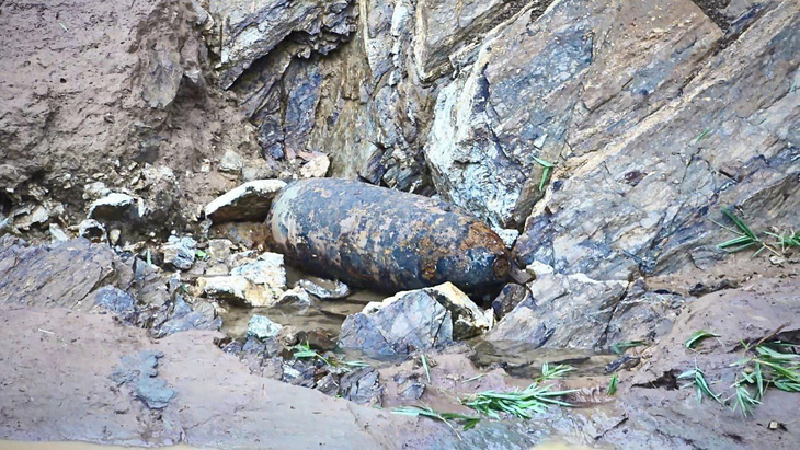Quả bom được phát hiện ở thôn Tân Thành, xã Yên Thái, huyện Văn Yên, tỉnh Yên Bái - Ảnh: MỸ VÂN