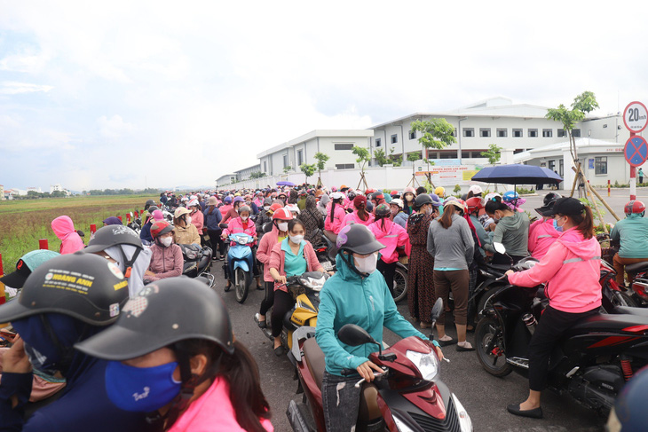 Hàng ngàn công nhân Công ty Viet Glory tập trung ngoài nhà máy, không vào làm việc sáng 7-10 - Ảnh: DOÃN HÒA