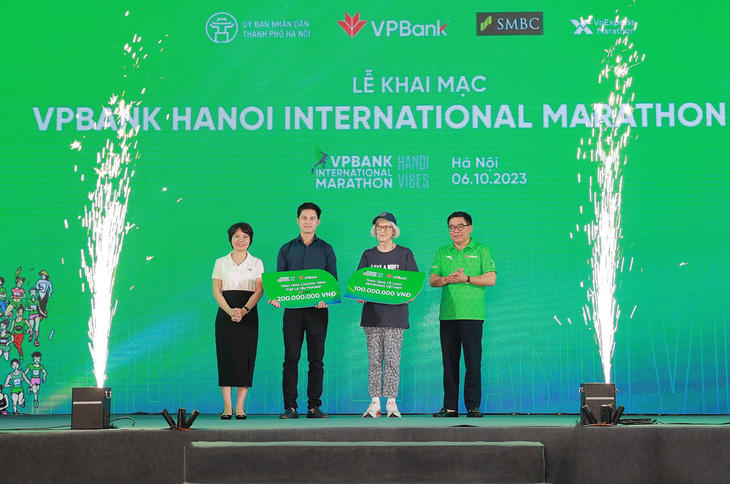 Ông Đỗ Đình Hồng - giám đốc Sở Văn hóa và Thể thao Hà Nội (bìa phải) - và bà Phạm Thị Nhung (bìa trái) trao 300 triệu đồng cho chương trình 'Cặp lá yêu thương' và Tổ chức Newborns - Ảnh: VPBank