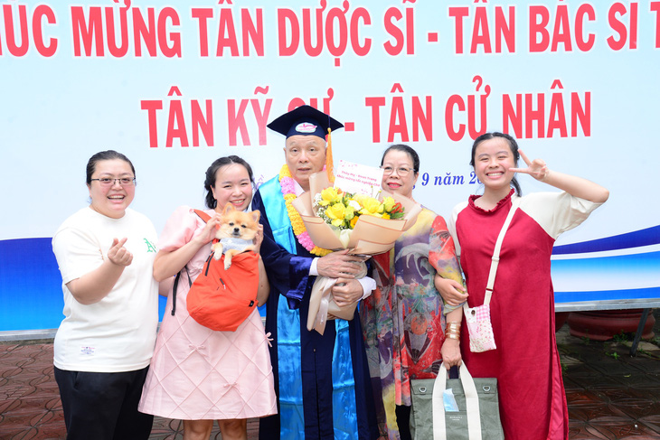 Tân dược sĩ Cũng Hoàng Phương (60 tuổi) trong ngày lễ tốt nghiệp - Ảnh: Trường ĐH Tây Đô cung cấp