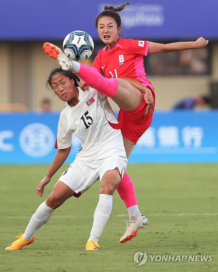 Đội tuyển nữ Triều Tiên (trái) trong trận thắng Hàn Quốc 4-1 ở tứ kết - Ảnh: YONHAP NEWS 