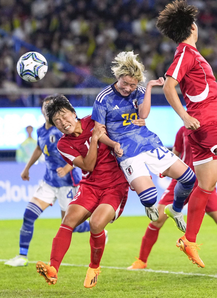Đội tuyển nữ Nhật Bản (áo xanh) trong trận thắng Triều Tiên ở chung kết Asiad 19 - Ảnh: KYODO NEWS