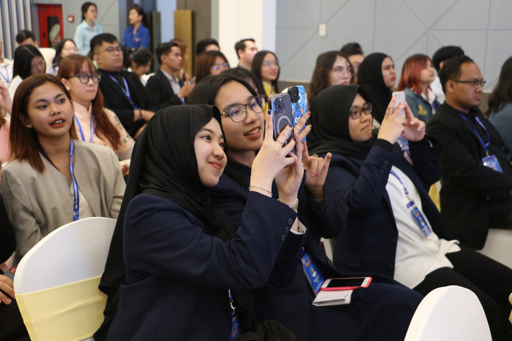 Từ hơn 1.000 lượt sinh viên đăng ký, 100 sinh viên  Việt Nam và 9 quốc gia khác được chọn làm đại biểu chính thức đến diễn đàn - Ảnh: BÌNH MINH