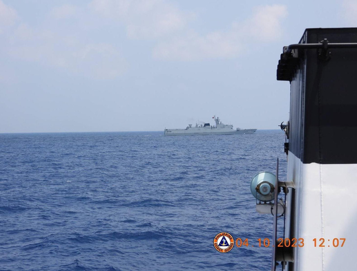 Chiến hạm Trung Quốc được huy động để ngăn cản tàu Philippines - Ảnh: Twitter Jay Tarriela