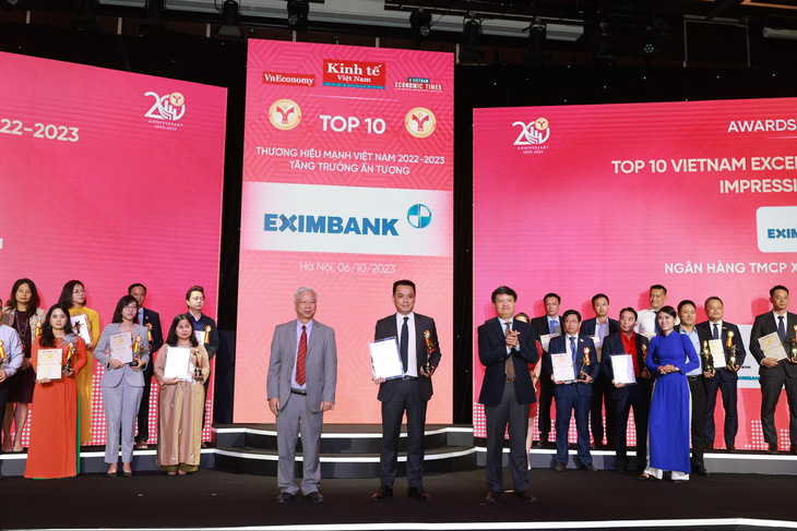 Ông Nguyễn Cảnh Anh (chính giữa), thành viên HĐQT đại diện Eximbank nhận chứng nhận Top 10 Thương hiệu mạnh - Tăng trưởng ấn tượng năm 2023 - Ảnh: Eximbank