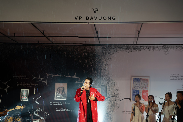 Dù trời mưa to, VP Bá Vương vẫn hát hết mình trên sân khấu.
