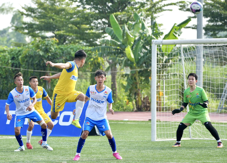 Các cầu thủ tranh tài tại Giải vô địch bóng đá công nhân toàn quốc 2023 vòng bảng tại TP.HCM - Ảnh: HỮU HẠNH