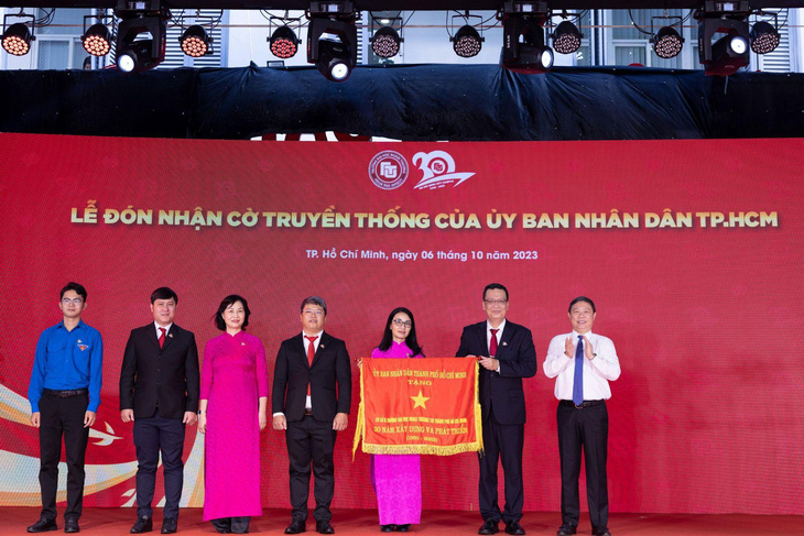 Ông Dương Anh Đức - thành ủy viên, phó chủ tịch UBND TP.HCM - trao tặng cờ truyền thống và Huy hiệu TP.HCM cùng bằng khen của UBND TP.HCM cho Cơ sở II