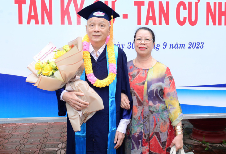 Bà Nguyễn Thị Dòn (vợ ông Phương) luôn ủng hộ và động viên khi ông học đại học - Ảnh: Trường ĐH Tây Đô cung cấp