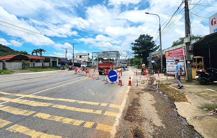 Tình trạng đất đá tràn xuống đường, ngập nước mất an toàn giao thông tại km72+500 quốc lộ 20, huyện Tân Phú, tỉnh Đồng Nai - Ảnh: A LỘC