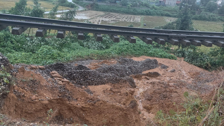 Đoạn đường sắt dài khoảng 30m bị sạt lở làm treo ray tại Yên Bái khiến tuyến đường sắt Hà Nội - Lào Cai phải dừng chạy tàu khách hoàn toàn 1 ngày - Ảnh: ĐSVN