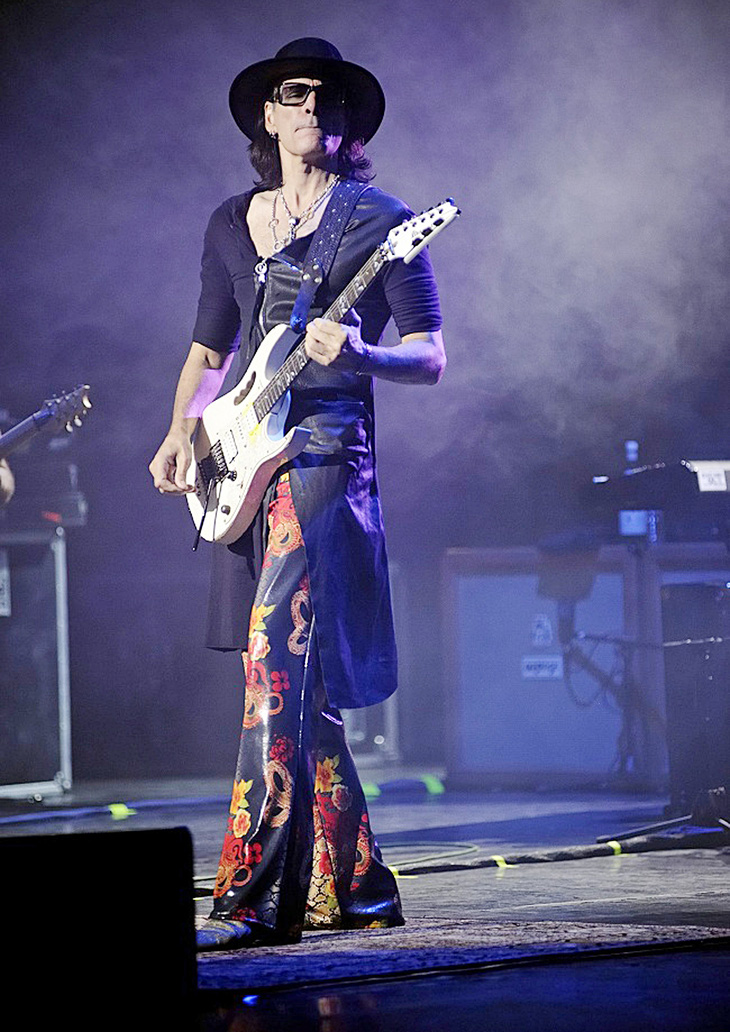 Huyền thoại guitar thế giới Steve Vai sẽ trình diễn tại Việt Nam  - Ảnh: BTC