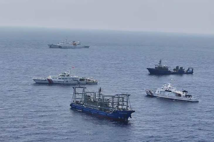 Tàu hải cảnh và dân quân biển Trung Quốc ngăn cản tàu tuần duyên Philippines (góc phải) - Ảnh chụp từ clip