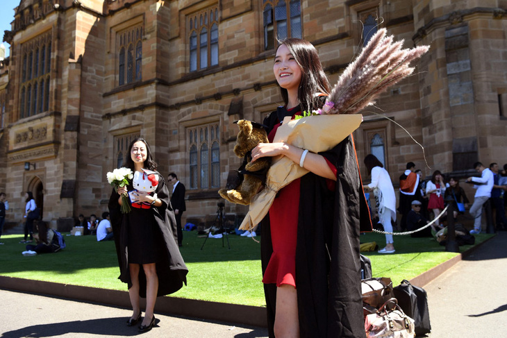 Sinh viên nước ngoài tốt nghiệp tại Đại học Sydney, Úc - Ảnh: AFP