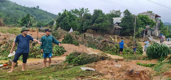 Ông Hà Đức Anh, chủ tịch UBND huyện Văn Yên (ngoài cùng bên trái), đi kiểm tra đánh giá tình hình lũ, ngập lụt và sạt lở đất, thăm hỏi động viên gia đình người thiệt mạng - Ảnh: MỸ VÂN