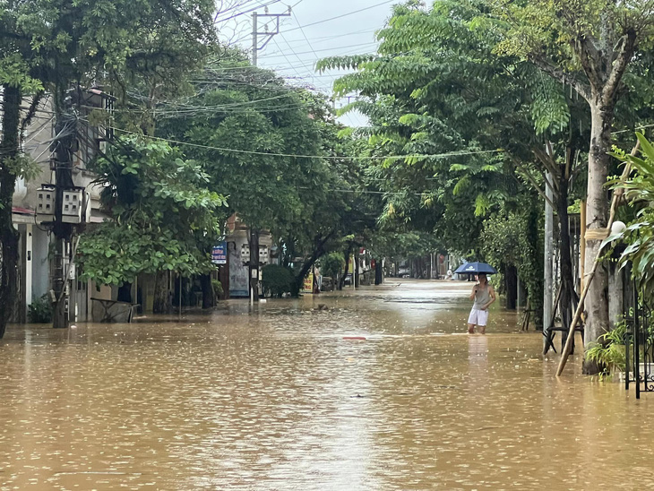 Mưa lớn gây ngập cục bộ một số tuyến đường tại TP Yên Bái - Ảnh: Báo Yên Bái