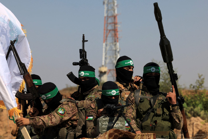 Các chiến binh Palestine thuộc Lữ đoàn Al-Qassam, cánh quân sự của Hamas, tham gia duyệt binh kỷ niệm cuộc chiến năm 2014 với Israel, tại trung tâm dải Gaza vào ngày 19-7-2023 - Ảnh: AFP