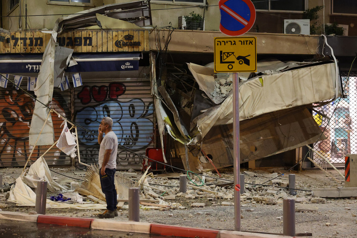 Hiện trường một cửa hàng trúng rocket tại thành phố Tel Aviv ở Israel hôm 7-10 - Ảnh: AFP