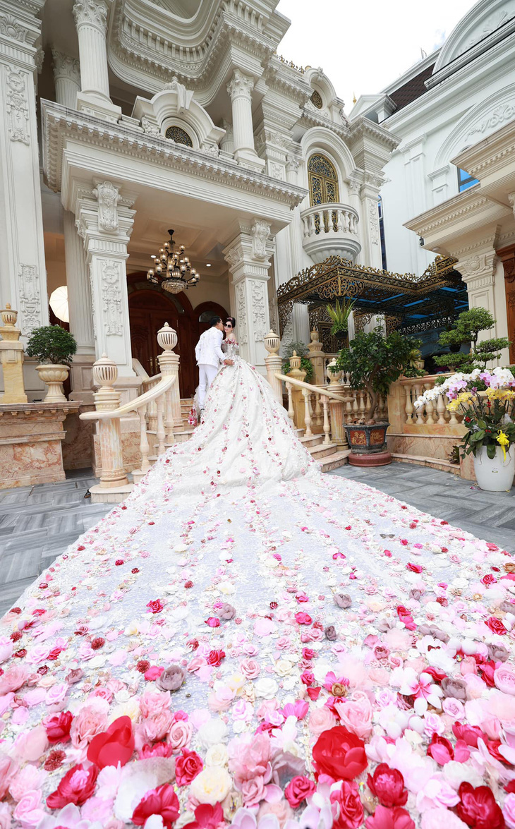 Cận cảnh chiếc váy 50 tỉ đồng, nặng 30kg của nhà thiết kế Việt gây xôn xao mạng xã hội