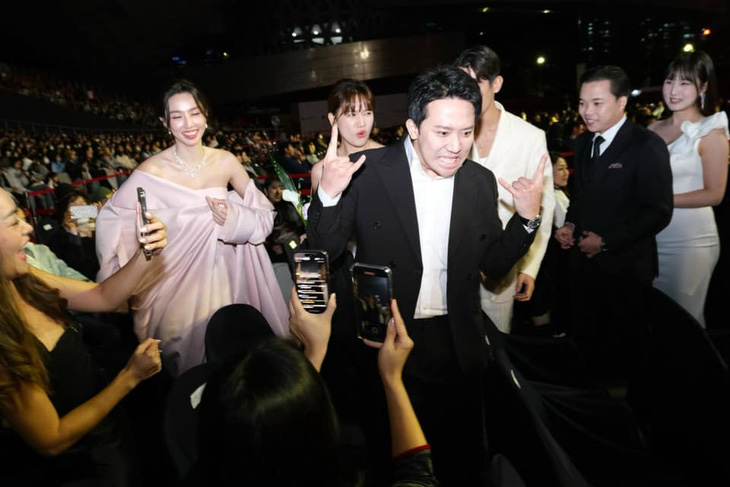 Trấn Thành, Hari Won, Thùy Tiên... vui mừng trước ống kính sau khi nhận giải trong khuôn khổ Liên hoan phim Busan - Ảnh: Fanpage Hành trình kỳ thú