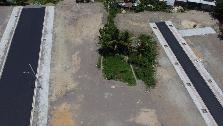 Ngôi nhà (cụm màu xanh) của ông Bình nằm lọt thỏm giữa dự án, thấp hơn nền đường khoảng 1m - Ảnh: T.B.