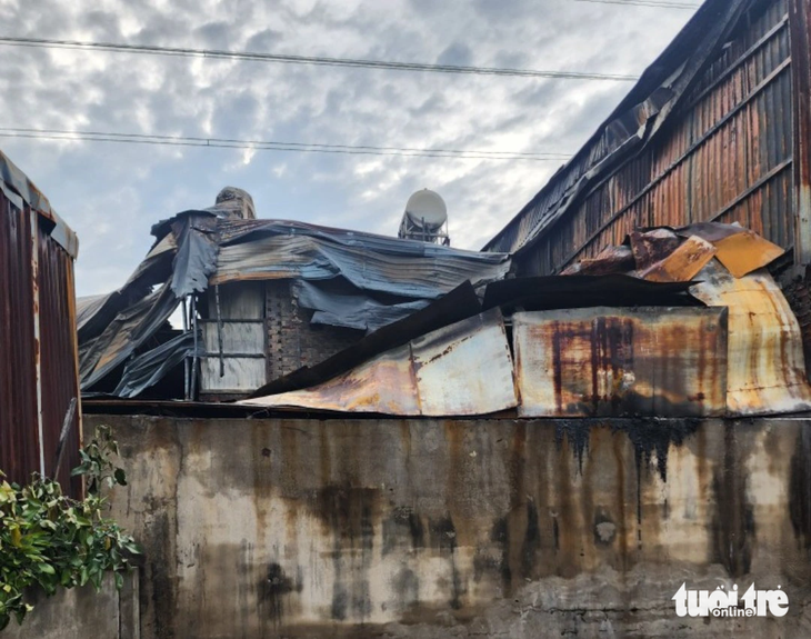 Ảnh hưởng từ vụ cháy, mái tôn của căn nhà bị đổ sập - Ảnh: NGỌC KHẢI