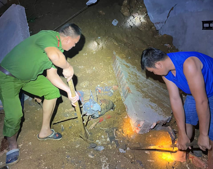 Lực lượng chức năng và người dân tìm kiếm nạn nhân bị sạt lở đất ở xã Ngòi A, huyện Văn Yên, tỉnh Yên Bái - Ảnh: V. ANH