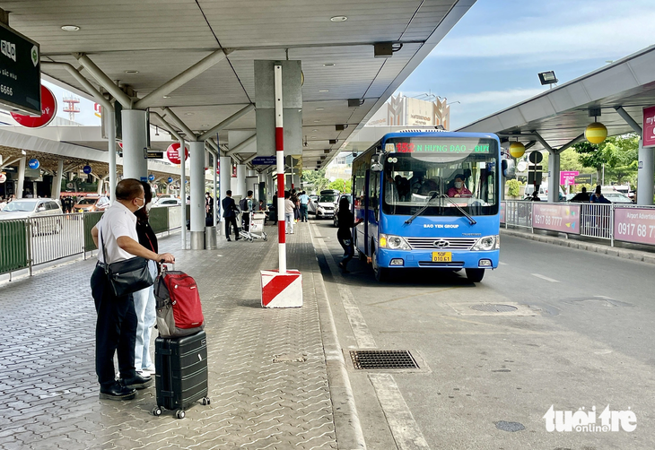 Xe buýt đưa, đón khách tại sân bay Tân Sơn Nhất (TP.HCM) - Ảnh: CHÂU TUẤN