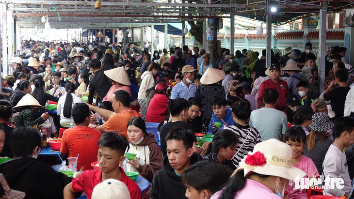 Hàng ngàn người dân đến dùng cơm chay miễn phí ở đền thờ Anh hùng dân tộc Nguyễn Trung Trực tại TP Rạch Giá, Kiên Giang - Ảnh: CHÍ CÔNG