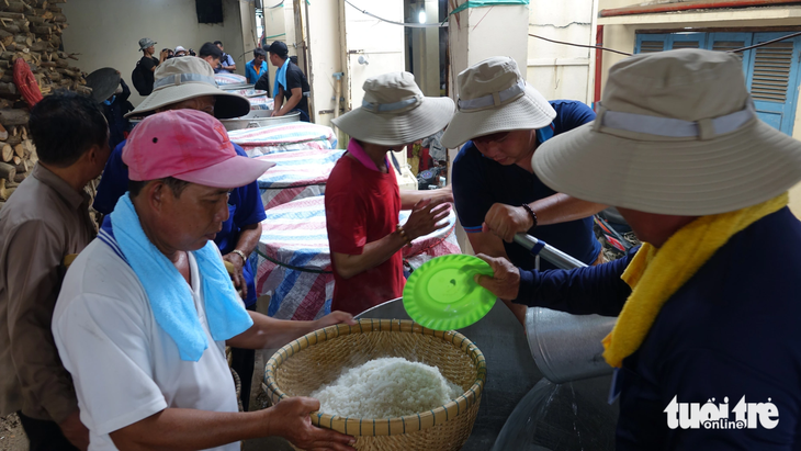 Mỗi ngày bếp ăn miễn phí của ông Hưởng nấu khoảng 25 thùng cơm (mỗi thùng nấu khoảng 100kg gạo) để đãi khách thập phương - Ảnh: CHÍ CÔNG