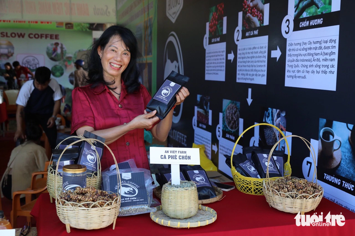 Bà Trần Mai Hương cùng sản phẩm cà phê chồn ở Quảng Trị hiện nay - Ảnh: HOÀNG TÁO