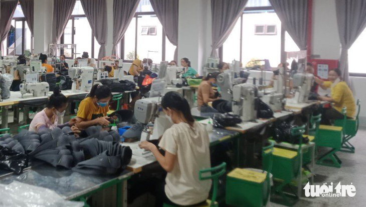 Các công nhân Công ty Viet Glory quay lại nhà máy làm việc sáng 7-10 - Ảnh: DOÃN HÒA