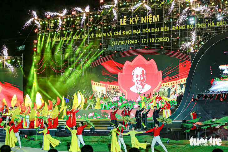 Tiết mục văn nghệ đặc sắc kỷ niệm 60 năm ngày Chủ tịch Hồ Chí Minh về thăm và chỉ đạo Đại hội đại biểu Đảng bộ tỉnh Hà Bắc lần thứ I - Ảnh: HÀ QUÂN