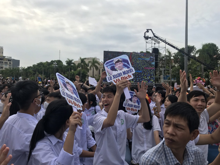 Các bạn học sinh Trường THPT Hàm Rồng, TP Thanh Hóa cổ vũ cho Lê Xuân Mạnh tại đầu cầu truyền hình ở quảng trường Lam Sơn - Ảnh: HÀ ĐỒNG