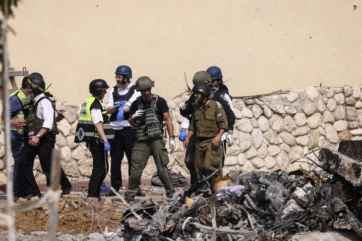 Các lực lượng cứu hộ và an ninh tập trung trước một đồn cảnh sát bị hư hại ở thành phố Sderot, Israel vào ngày 8-10 - Ảnh: AFP