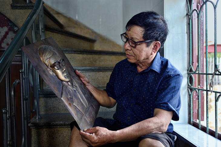 Nghệ nhân Đinh Quang Thắng với tác phẩm vừa hoàn thành - người khởi xướng vực dậy làng nghề chạm bạc