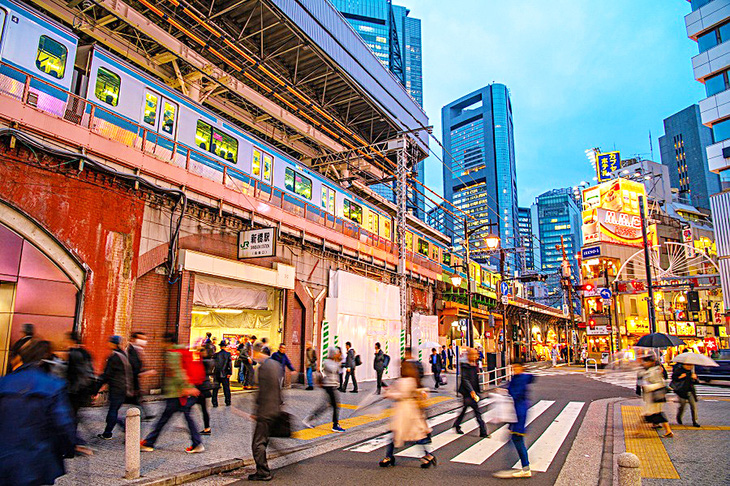 Cửa ga Shimbashi lâu đời ở Tokyo với hậu cảnh phố nhậu “gầm đường tàu” và cao ốc văn phòng, thương mại quanh ga - Ảnh: Pixta.jp