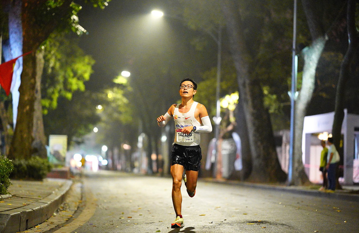 Đào Bá Thành tham dự một giải marathon - Ảnh: TRẦN DOANH