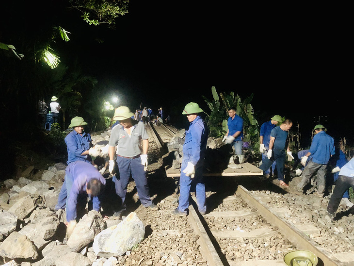Công nhân đường sắt làm việc xuyên ngày đêm để thông tuyến đường sắt Hà Nội - Lào Cai sau 2 ngày ách tắc - Ảnh: ĐSVN