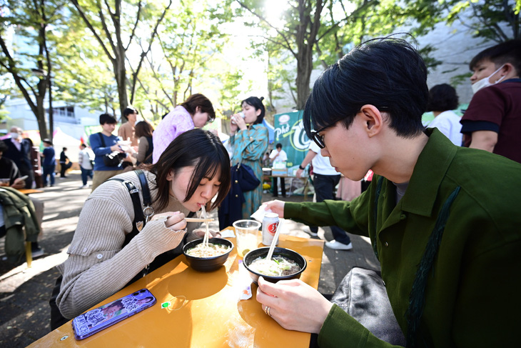 Thực khách Nhật hút phở như ăn các món mì truyền thống của Nhật - Ảnh: QUANG ĐỊNH
