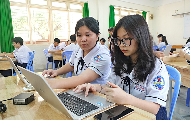 Học sinh được sử dụng máy tính xách tay với tài khoản riêng đăng nhập vào nền tảng trong giờ học- Ảnh: NGỌC PHƯỢNG