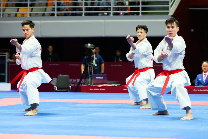 Tuyển karate Việt Nam tham dự nội dung kata đồng đội nam sáng 8-10 - Ảnh: QUÝ LƯỢNG