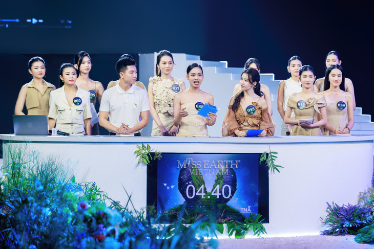 Thí sinh Miss Earth Việt Nam trình bày về dự án - Ảnh: BTC