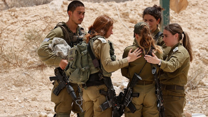 Binh lính Israel tưởng niệm đồng đội đã mất sau cuộc đụng độ với nhân viên an ninh Ai Cập hồi tháng 6-2023 - Ảnh: AFP